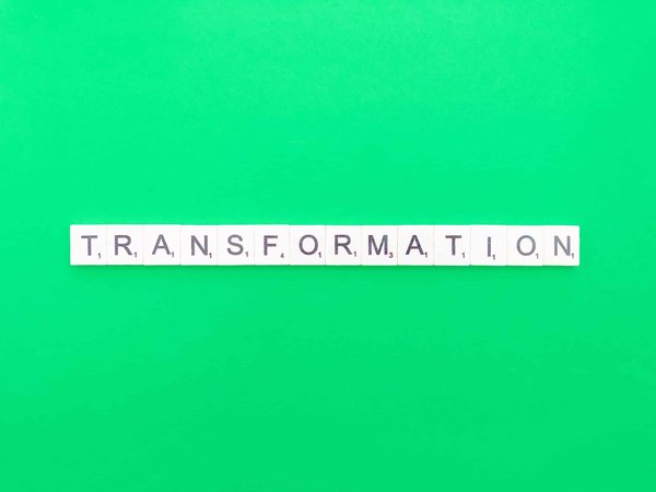 les enjeux de la société face à l'automatisation et l'intelligence artificielle dans les emplois